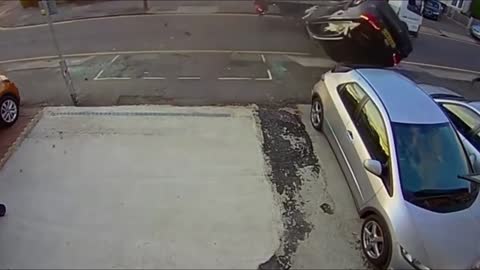 oh my god ! Pedestrian was almost killed by car accidents of 2 cars