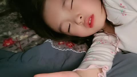 [K-video] Playing tricks on my beloved daughter when she is sleeping.