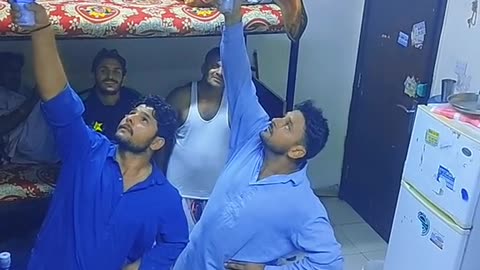 Kaun botal ko pahle niche karega