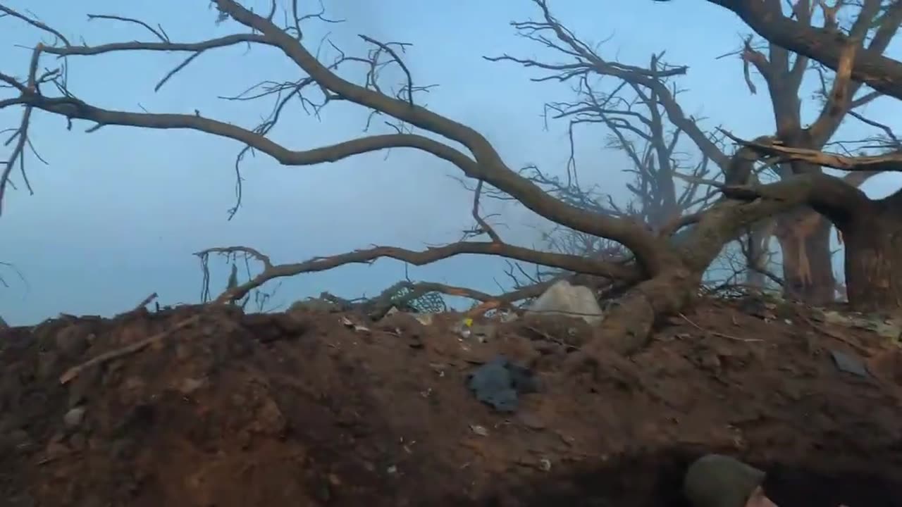 🔵🇺🇦 Ukrainian soldiers capture a group of three Russians during an assault on a