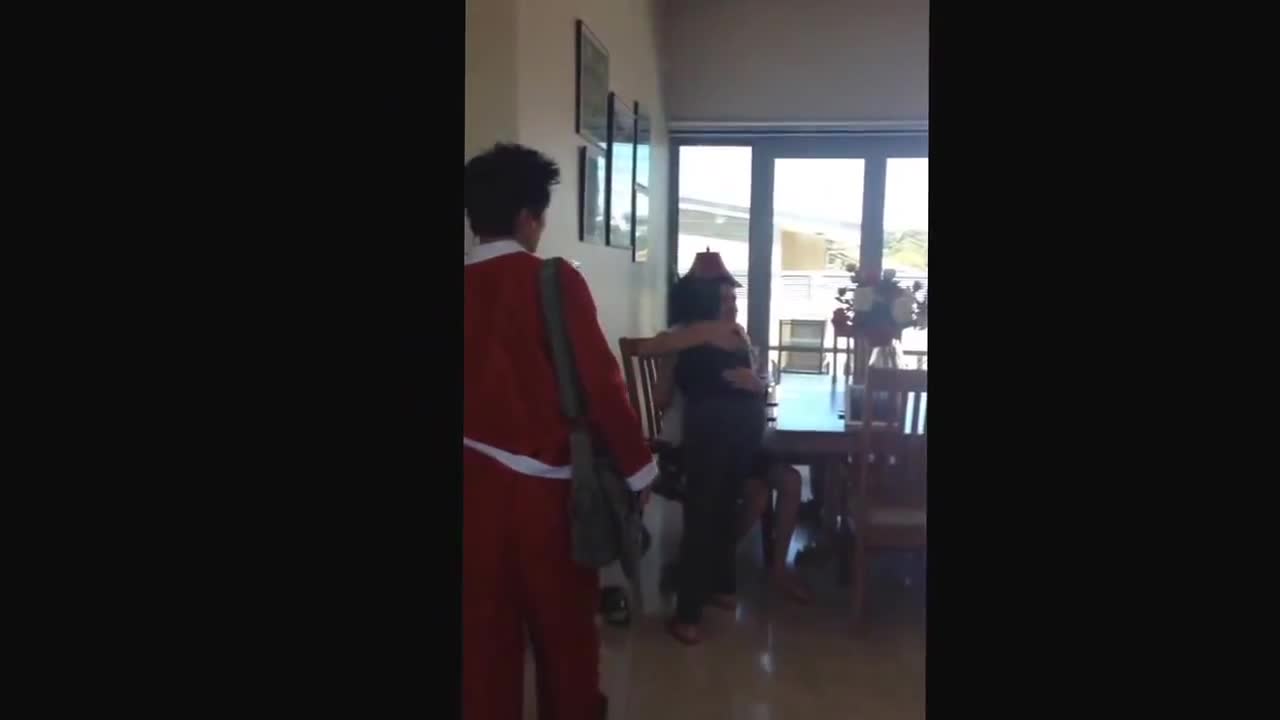 Son returns home after 4 years to surprise mom for Christmas