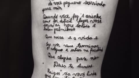 Decidió tatuarse la carta que su abuela le dio