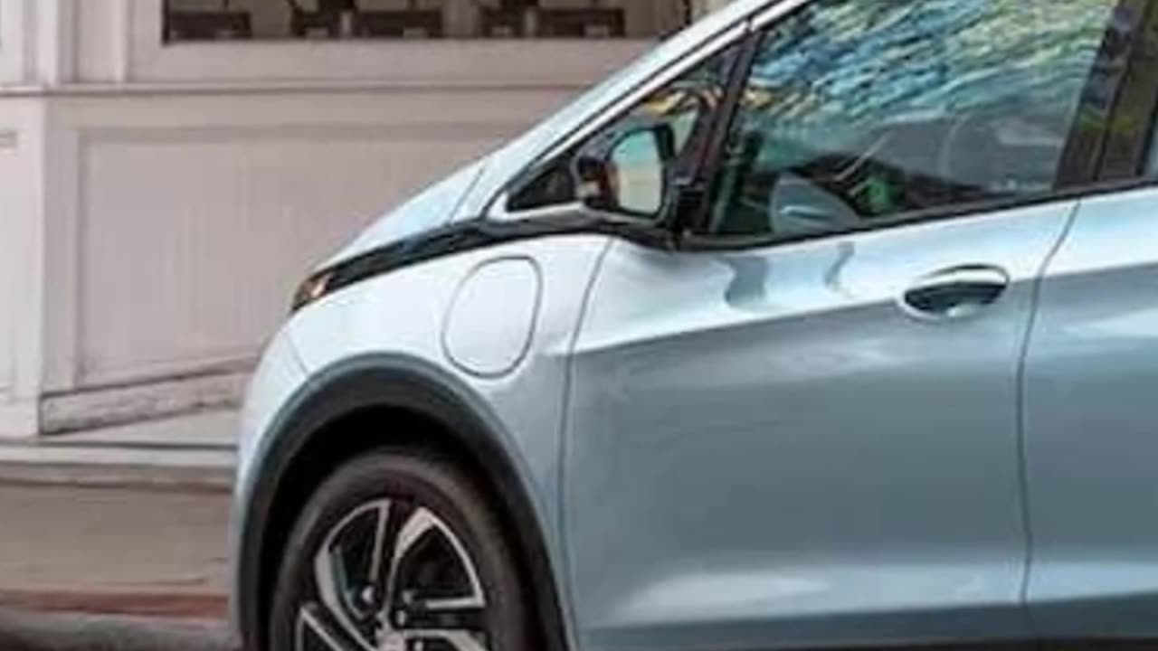 Nissan offers Chevy Bolt EV drivers a deal to buy a new LEAF