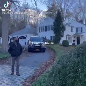 Meanwhile in NY mayor Cuomo`s House people showing some love