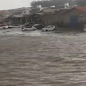 Tsunami meteorológico destrói carros e infraestrutura em praia de Laguna, Santa Catarina