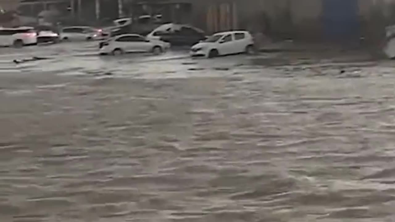 Tsunami meteorológico destrói carros e infraestrutura em praia de Laguna, Santa Catarina