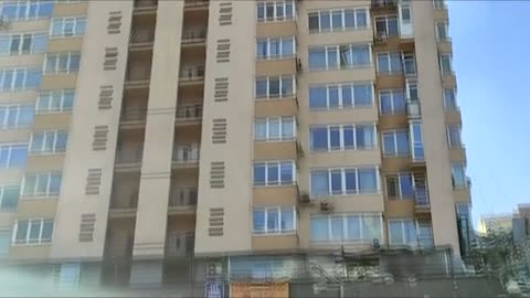 Kiev building hit by missile, a "war crime" says a rescuer