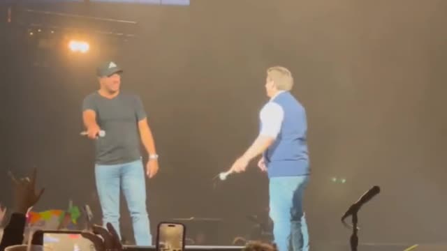 Gov. DeSantis just walked out on stage at Luke Bryan.