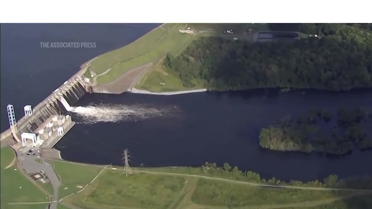 Diga della Carolina del Nord rilascia l'acqua dell'alluvione