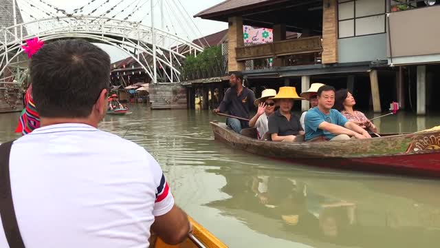 Vlog Cooking breakfast and buying souvenirs in Thailand
