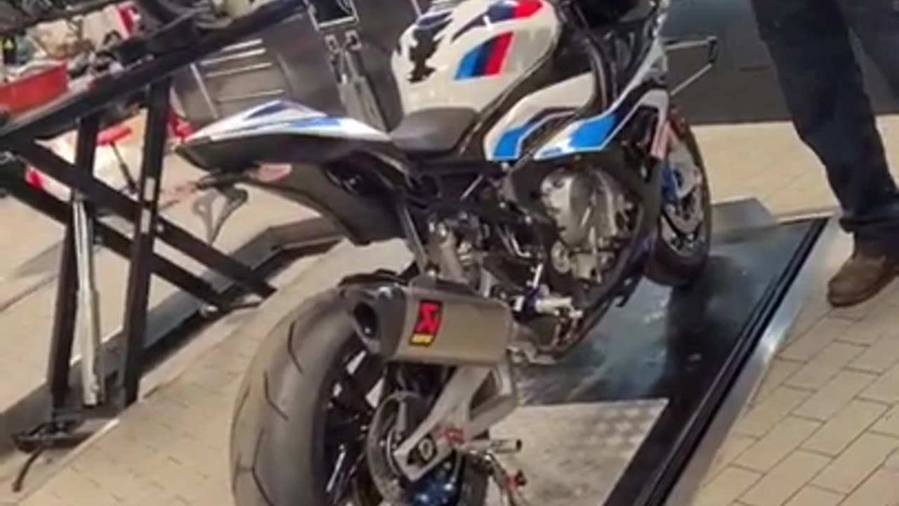 HOW DOES A BMW M1000RR SOUND WITH A FULL AKRAPOVIC RACE SYSTEM_ 🔥🔞