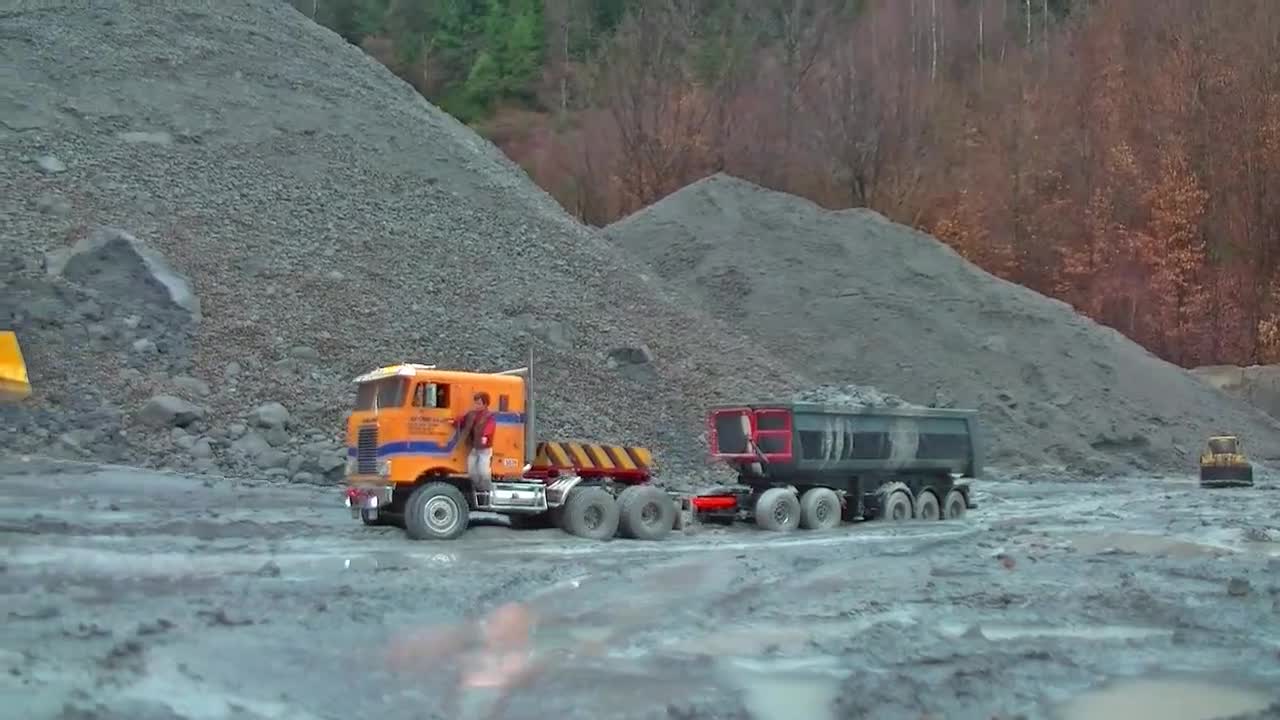 DIY_RC on Water! Heavy Rain at the Constructiom Site RC Mudrunner A45G on Flooded-01