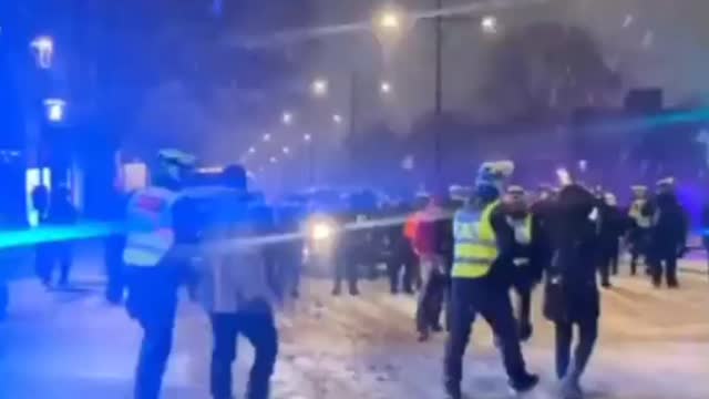 Montreal Police arrested everyone at the protest against Covid curfew.