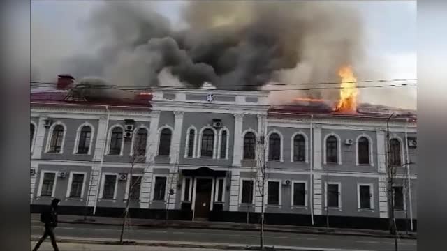 Ukraine.Chernihiv. The SBU building is on fire.