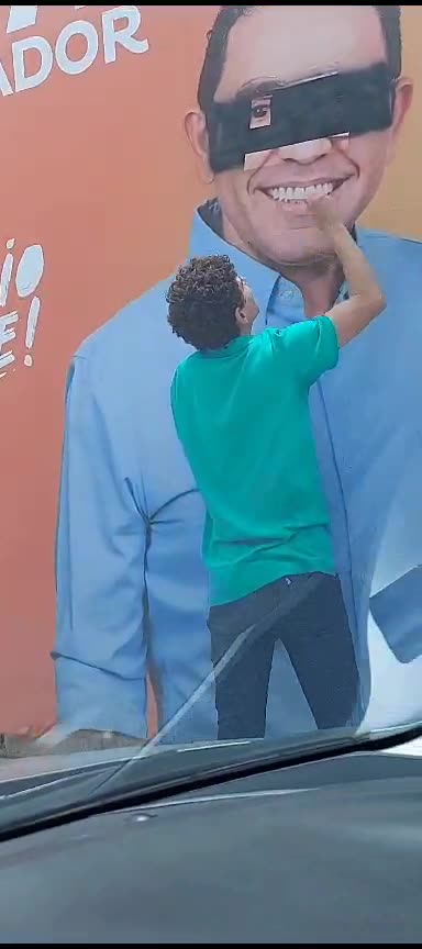 EN VIDEO: ¡Está pillao! El Mono Martínez vandalizando