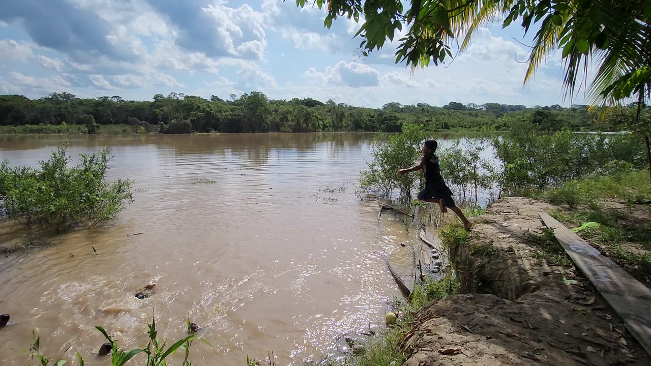 Diversion sana de los niños de la comunidad nativa Santa Rosita de Tipishca. Ucayali - Perú