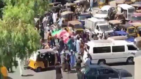 Los periodistas locales escriben que la gente exige que los talibanes mantengan la bandera nacional.