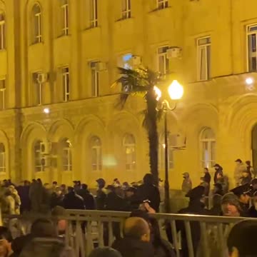 У здания парламента Абхазии выстрелы