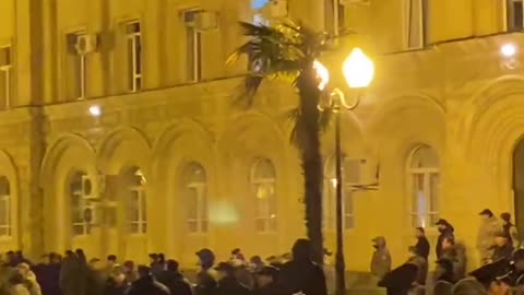 У здания парламента Абхазии выстрелы