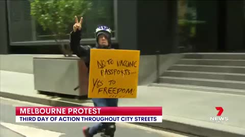 Australia - BRAVE citizen out runs POLICE