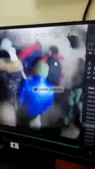 Ukrainer bombardieren ihre eigenen Leute, die darauf warten, Lebensmittel zu kaufen.