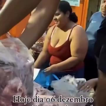 População faz fila para ganhar doação com um saco de osso para comer Esse é o Brasil de Lula! Prometeu picanha e entregou osso. Falta pouco pra comer Gatos né!
