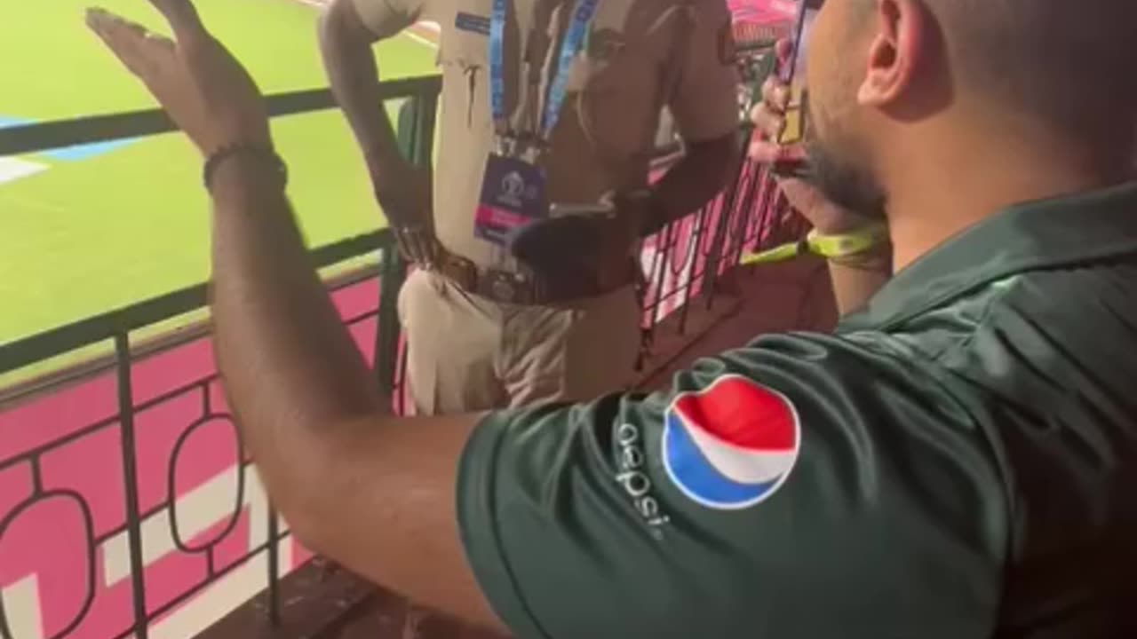 Indian Police stoped pakistani supporter to say pakitsan zindabad in the stadium