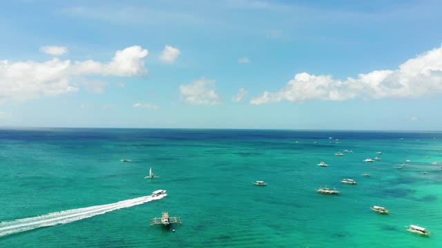 Take pictures of yachts in the sea from a height.