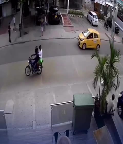 Video: Ciclista sufre caída por un bus de Transcaribe y nadie lo ayuda