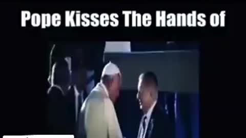 Pope kisses the hands of Rothschild Rockefeller and Kissinger - The big bosses.........