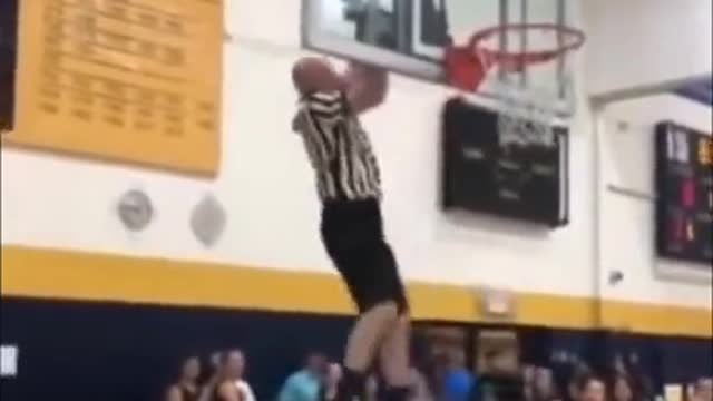 Ref gets ball unstuck from the hoop with insane strength