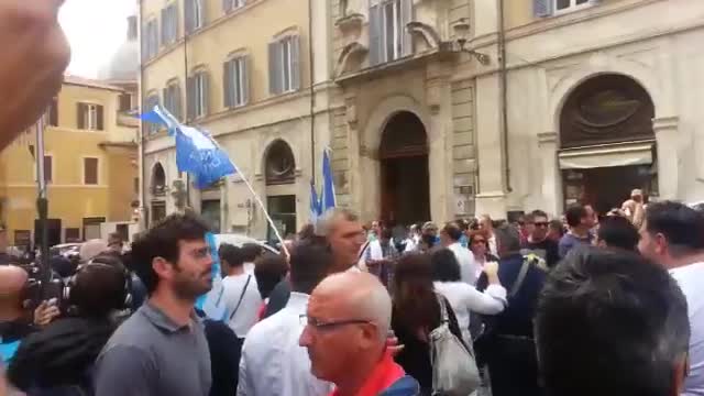 Le forze dell'ordine in sciopero cacciano Gasparri - e sindacati - dalla piazza