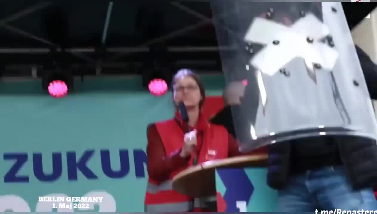 Primarul berlinului bătut cu ouă de oameni adevărați