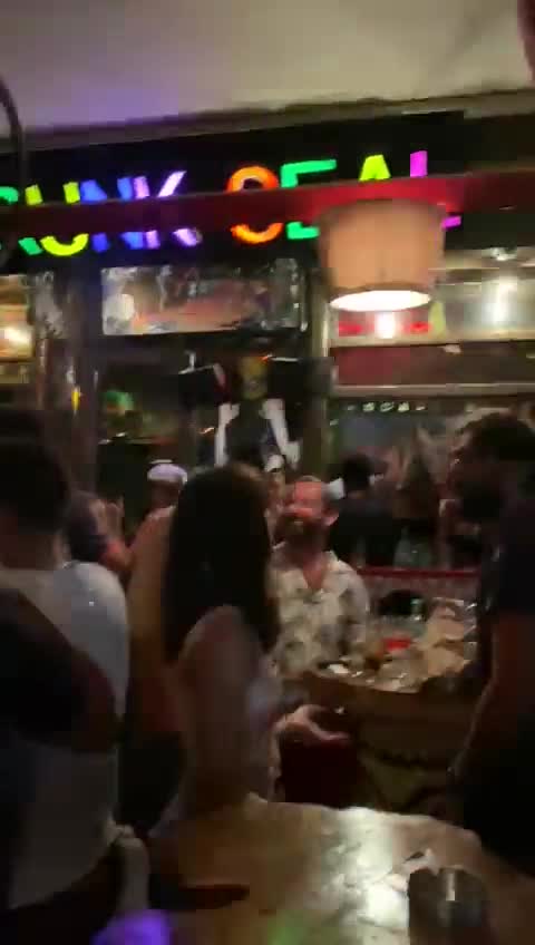 ΘΥΜΗΘΗΚΑΝ ΤΟΝ ΠΡΩΘΥΠΟΥΡΓΟ ΣΕ ΚΛΑΜΠ