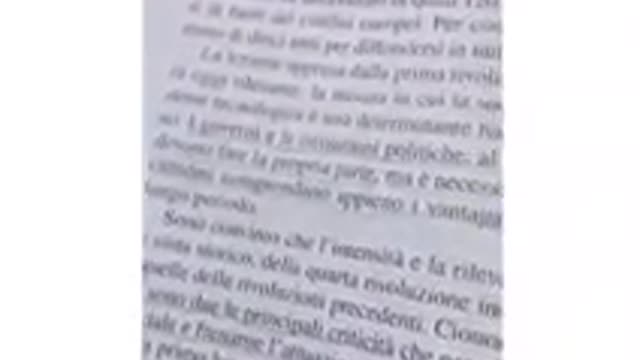 Ragazza ci legge uno dei libri di Klaus Schwab