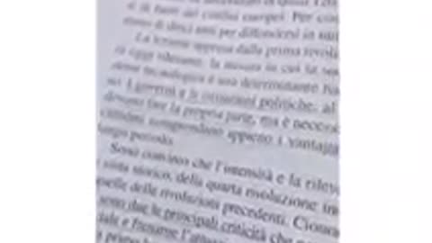 Ragazza ci legge uno dei libri di Klaus Schwab