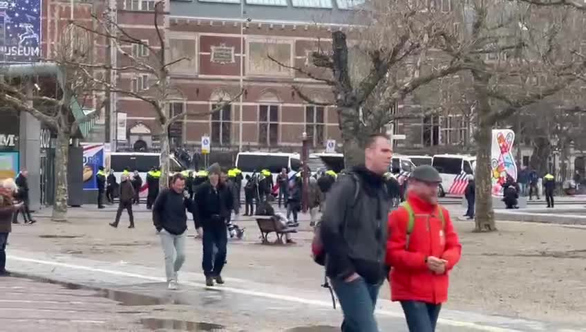 Museumplein Amsterdam begint drukker te worden