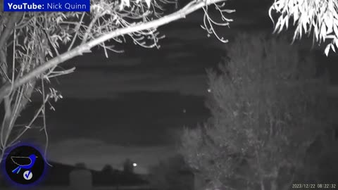 Danger☠️⚡ A strange ball of light flies over a House