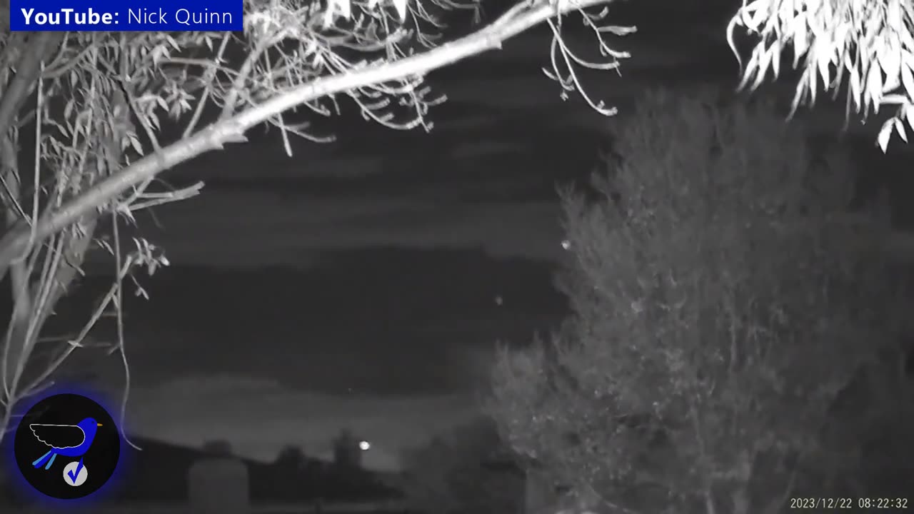 Danger☠️⚡ A strange ball of light flies over a House