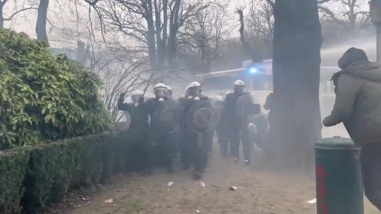 Rioters brazenly rush in to fight police in Brussels,