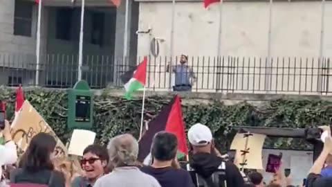 “The Israeli flag is torn down in front of the United Nations building in Rome.“ 👏🏻