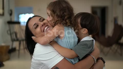 mother-and-twin-embracing-at-home حضن ام لتوأم