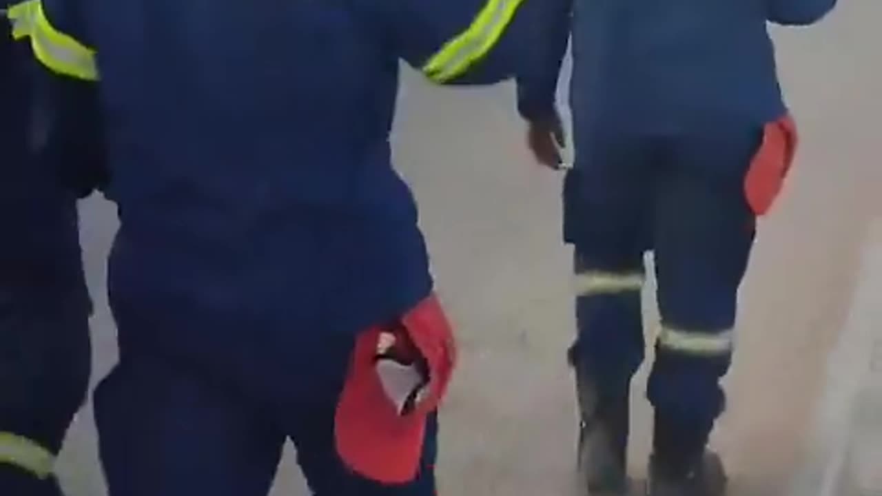 Κως: Η στιγμή που πολίτες χειροκροτούν από τις… καφετέριες τους πυροσβέστες...