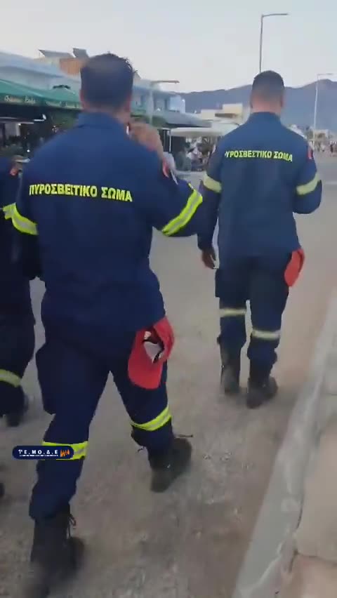 Κως: Η στιγμή που πολίτες χειροκροτούν από τις… καφετέριες τους πυροσβέστες...