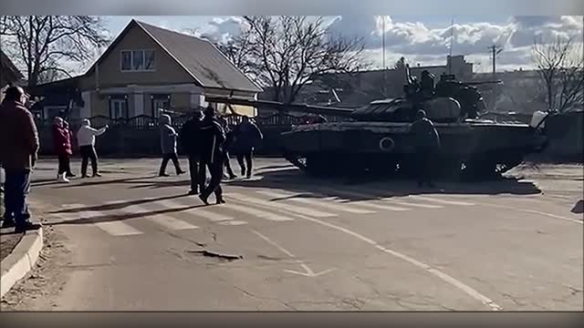 UKRAINIANS ARE TRYING TO STOP RUSSIAN TANKS