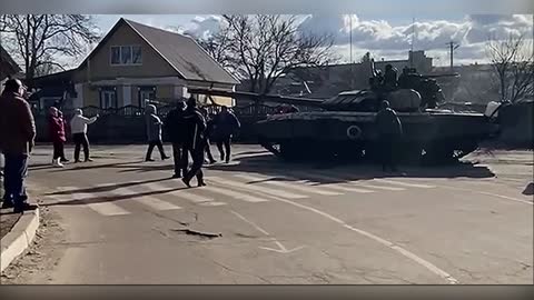 UKRAINIANS ARE TRYING TO STOP RUSSIAN TANKS