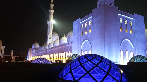 The Sheikh Zayed Grand Mosque (Arabic: جَامِع ٱلشَّيْخ زَايِد ٱلْكَبِيْر,