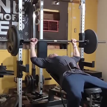 65yr old LOW INCLINE BENCH 205🎥 WENSNDAY NOV 22nd AFTERNOON session