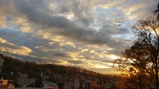 The calmly flowing clouds and sunset sky