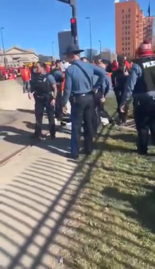 CITIZENS TACKLE GUNMAN AT KANSAS CITY CHIEFS SUPERBOWL PARADE: